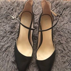 Pointy heels with split of the side of heel